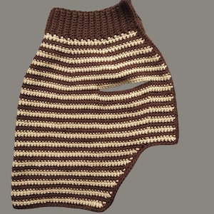 Può includere: Maglia a maglia a righe marroni e beige per cani.