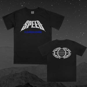 以下が含まれることがあります： 白と青のグラフィックが施された黒いTシャツ。Tシャツの前面には、単語「HARDCORE」の上に、様式化されたフォントで「SPEED」という単語が配置されています。Tシャツの背面には、「RECORDS」と「FLATSPOT」という単語が入った地球のデザインがあります。