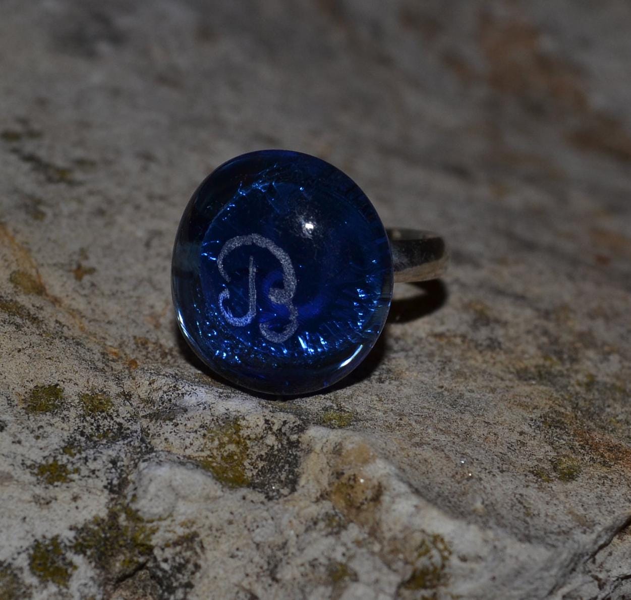 Bague Fantaisie Réglable En Verre Rouge Avec Petite Bille - Occasion, Marque Générique