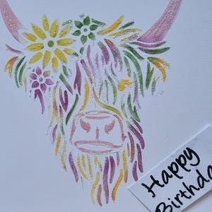 Hooglandkoe met bloemen sprankelend pastel verjaardags- of Moederdagkaart