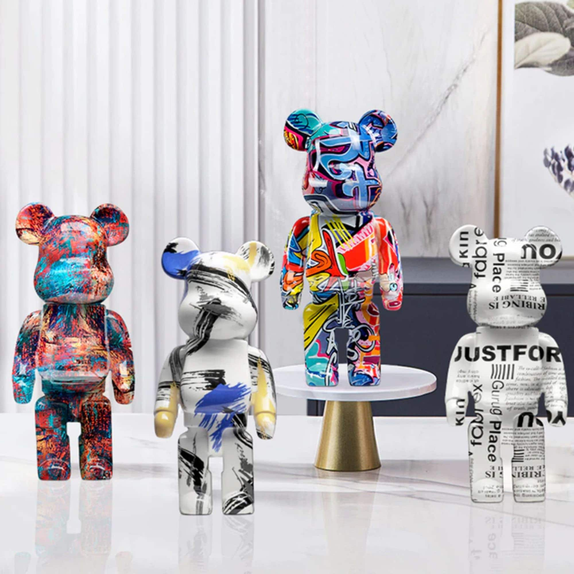 Bearbrick 400% Pop Art Colored Statue Or, Sculpture par Priscilla