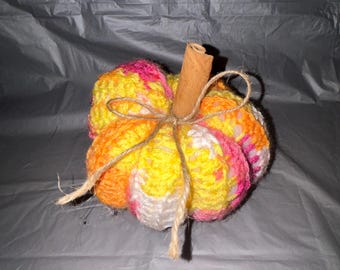 Gehäkelter Kürbis mit Zimtstangen Stiel