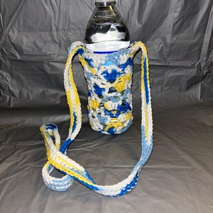Bolso o cartera tipo bandolera para teléfono o botella de agua con puntada de concha jaspeada en azul, amarillo y blanco. ¡LISTO PARA ENVIAR!