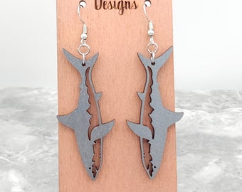 Pendientes de tiburón pintados a mano: Madera cortada con láser, acero inoxidable.