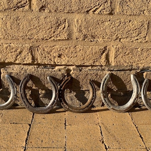 Prawdziwa używana podkowa Lucky Horseshoe do Twojego własnego projektu rzemieślniczego i artystycznego. Amulet na szczęście, autentyczna podkowa wyścigowa prosto od konia do Ciebie