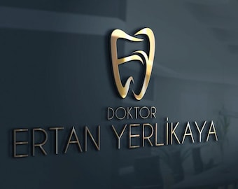 Könnte beinhalten: Goldenes Zahnlogo mit dem Namen "DOKTOR ERTAN YERLİKAYA" in einer Serifenschrift. Das Logo zeigt ein stilisiertes Zahndesign. Der Hintergrund ist ein dunkles, mattes Blau.