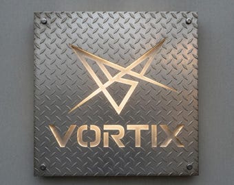 Könnte beinhalten: Ein quadratisches Metallschild mit Riffelblechstruktur, das einen Ausschnitt eines geometrischen sternartigen Symbols über dem Wort VORTIX zeigt. Das Schild ist an jeder Ecke mit runden Bolzen befestigt und die Ausschnitte sind warm beleuchtet.