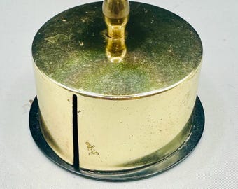 Dispensador e suporte para rolos de selos postais em latão, estilo moderno de meados do século XX.