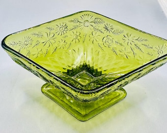 Plato para dulces/compota con pedestal en forma de diamante verde de Indiana Glass Company, diseño de piña y flores.