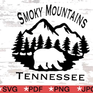 Può includere: Design in silhouette in bianco e nero di un orso di fronte a una catena montuosa con alberi. Il testo "Smoky Mountains Tennessee" è sotto l'immagine.