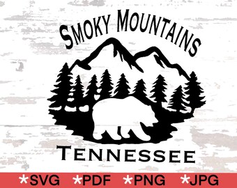 Könnte beinhalten: Schwarz-weißes Silhouettendesign eines Bären vor einer Bergkette mit Bäumen. Der Text "Smoky Mountains Tennessee" befindet sich unter dem Bild.