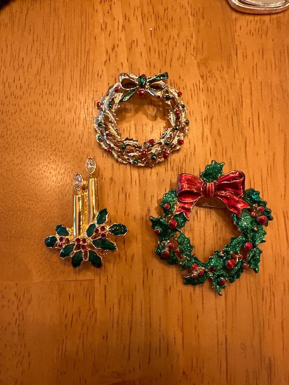 3 pieces of metal Christmas brooches