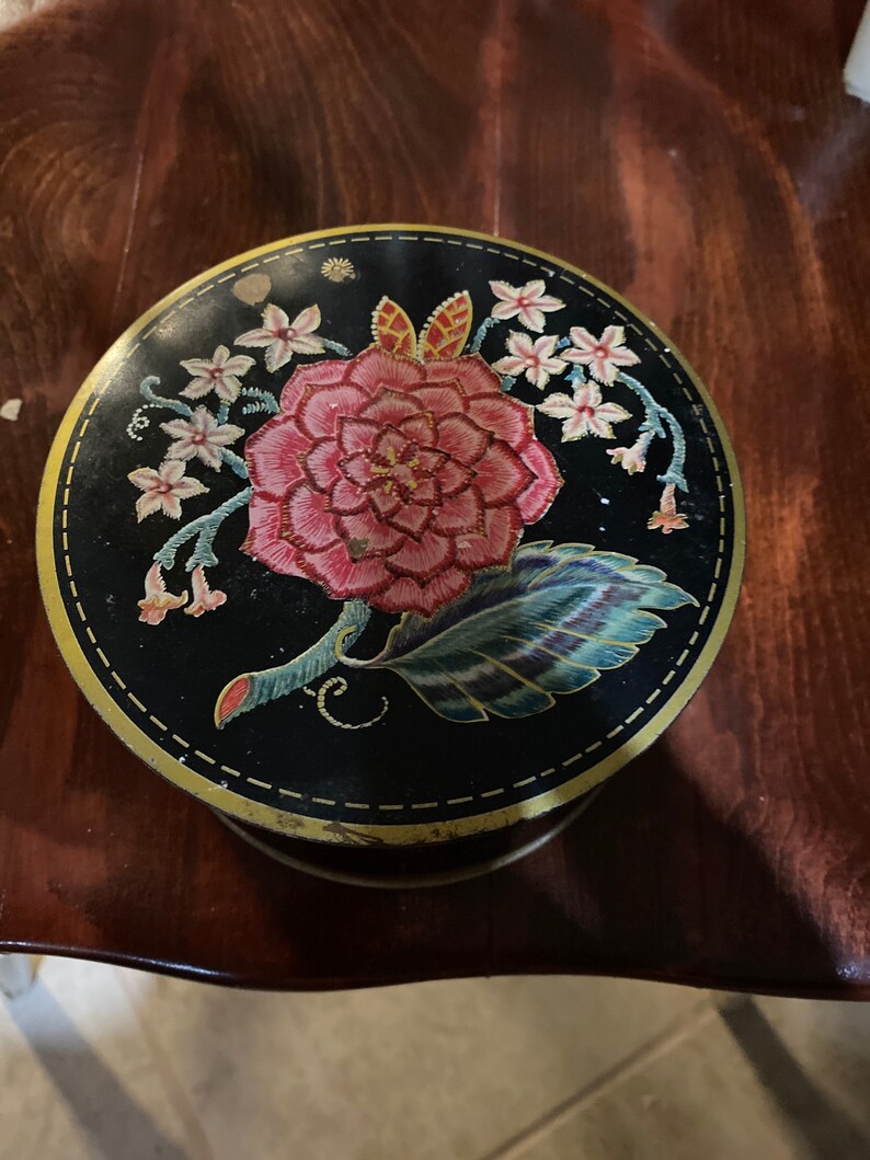 Avon dusting power tin