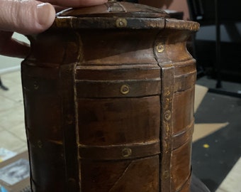 Antico barattolo per il tabacco in legno tornito a mano