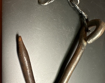 Alter Metall Haken an Kette