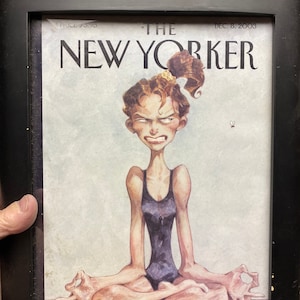 Puede incluir: Una impresi&oacute;n enmarcada de una portada de la revista The New Yorker del 8 de diciembre de 2003, que presenta una ilustraci&oacute;n de dibujos animados de una mujer con un traje de ba&ntilde;o negro sentada en una postura de yoga. La mujer tiene una expresi&oacute;n seria en su rostro y su cabello est&aacute; recogido en una cola de caballo.