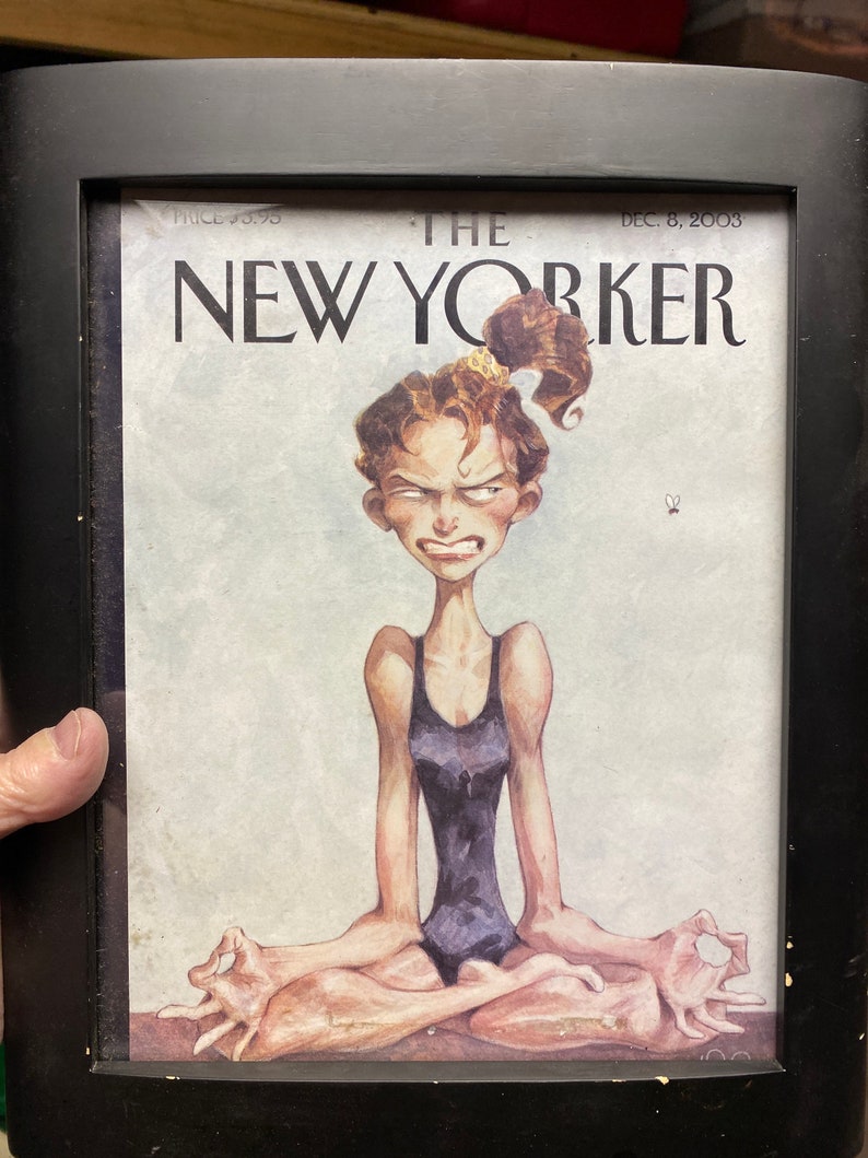 Puede incluir: Una impresi&oacute;n enmarcada de una portada de la revista The New Yorker del 8 de diciembre de 2003, que presenta una ilustraci&oacute;n de dibujos animados de una mujer con un traje de ba&ntilde;o negro sentada en una postura de yoga. La mujer tiene una expresi&oacute;n seria en su rostro y su cabello est&aacute; recogido en una cola de caballo.