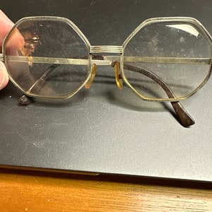 Belle paire de lunettes anciennes