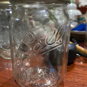 ヴィンテージのボール型メイソンジャー。エンボス加工されたフルーツデザイン