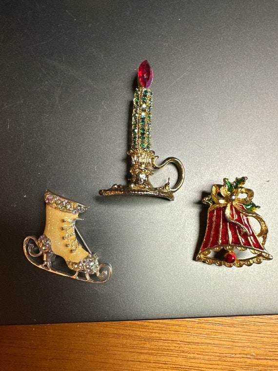 3 pieces of Christmas pins