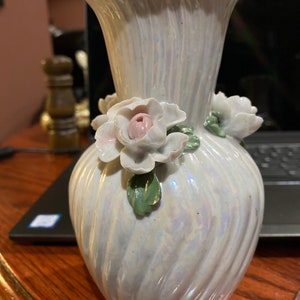 Pearlized vase with flowers.