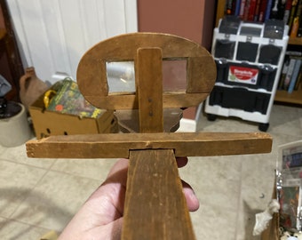 Estereoscopio primitivo antiguo de madera.