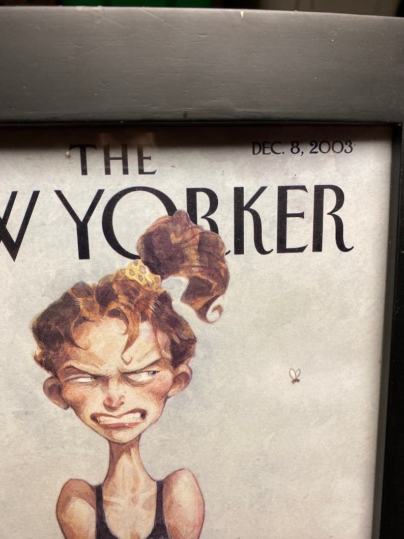 Puede incluir: Una portada vintage de la revista The New Yorker del 8 de diciembre de 2003, que presenta una ilustraci&oacute;n de dibujos animados de una mujer con una expresi&oacute;n de frustraci&oacute;n. La mujer tiene el pelo casta&ntilde;o atado hacia atr&aacute;s con una diadema de estampado de leopardo y lleva un top negro sin mangas.