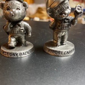 Osos de peltre Avon: primer día y boleta de calificaciones