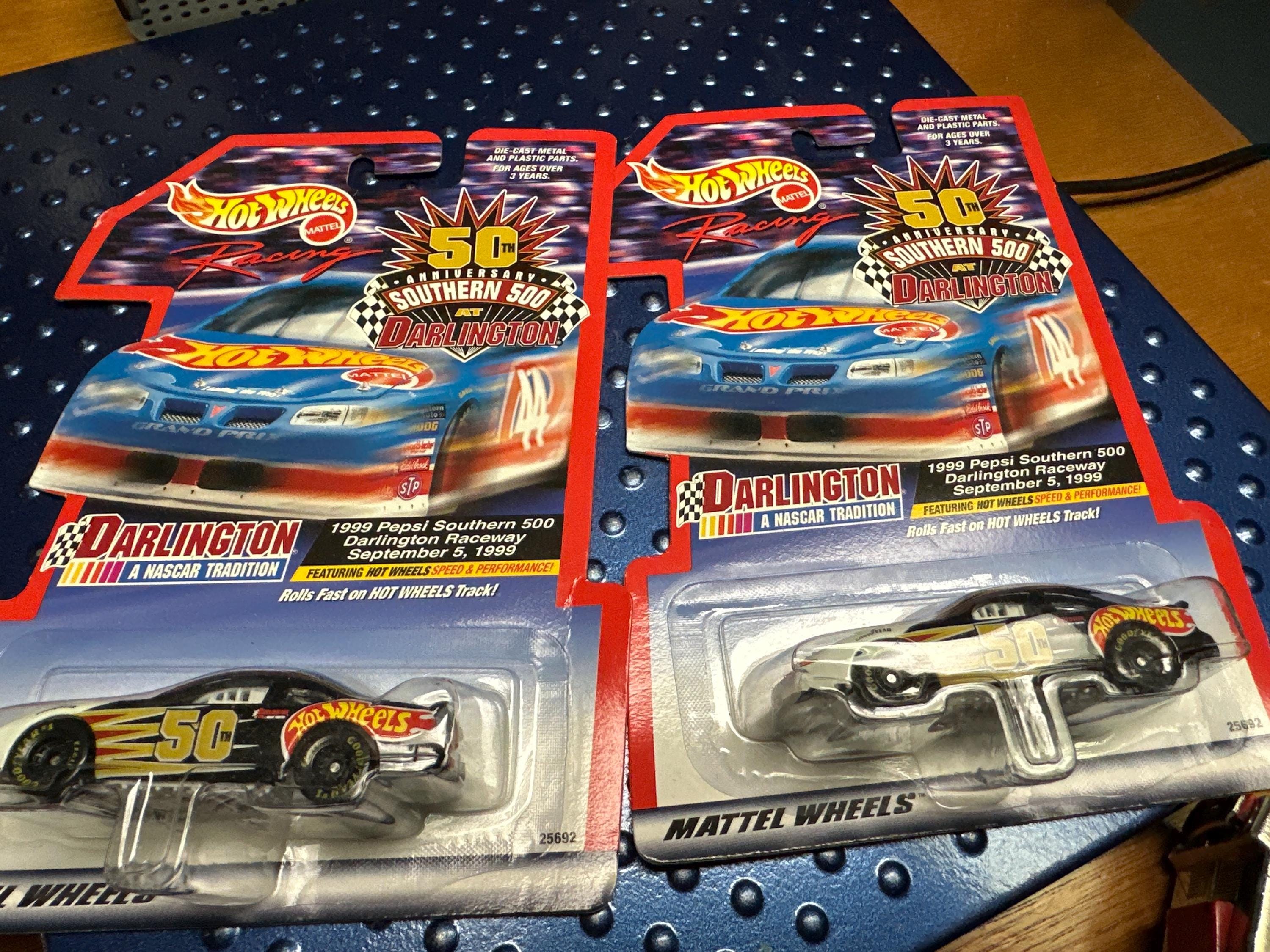 NASCAR HotWheels ホットウィールズ ビンテージミニカー 激レア Hot Wheels Nascar Darlington 60th Anniversary Cars. in Original