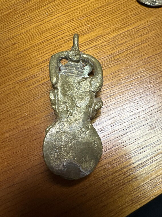 ANCENNE CLOCHE AFRCANSTE EN BRONZE FGURANT UN PERSONNAGE DEBOUT