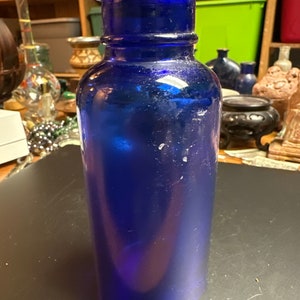 Verkorkte Kobaltglasflasche.