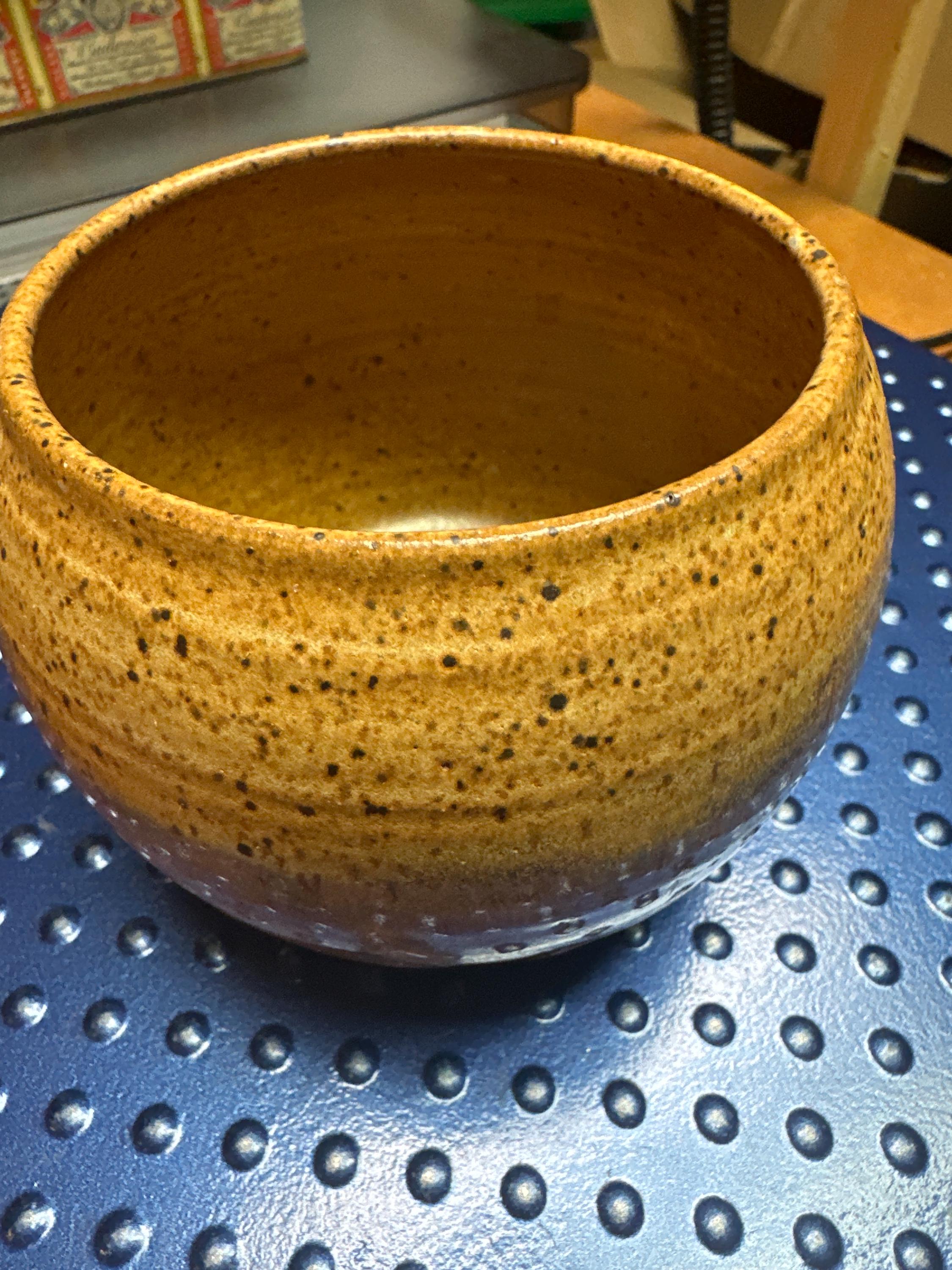 茶色　陶器　花瓶 　サイン付き リンダ・ローバッハのサイン入り陶器の花瓶/カップ - Etsy 日本