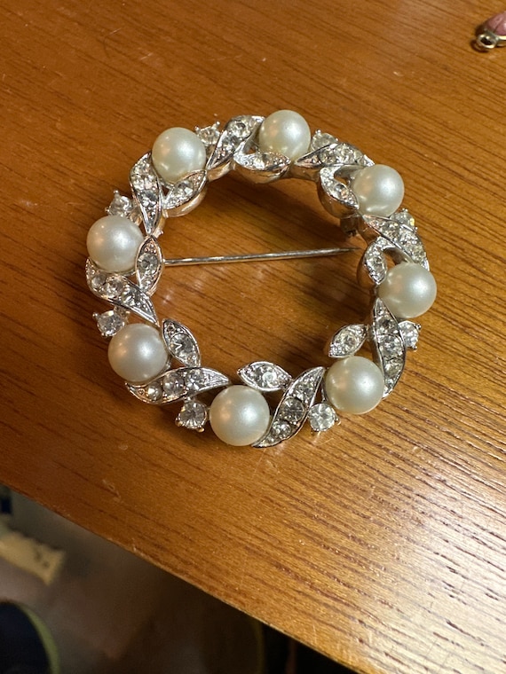 Lisner costume brooch