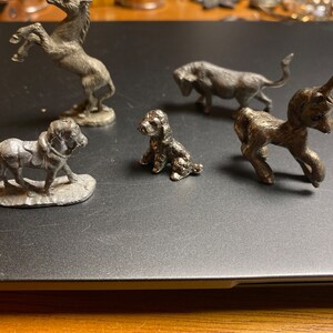 Sammlung von Miniatur Metalltieren