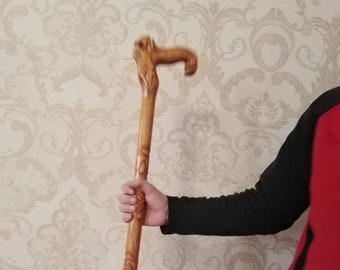 Drewniana laska turystyczna rzeźbiona na zamówienie: wzór delfina