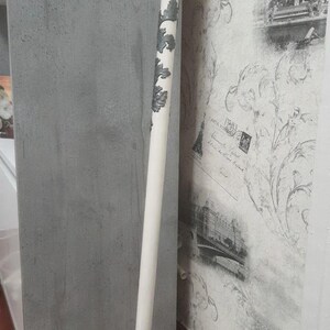 Pu&ograve; includere: Bastone bianco con manico a forma di gatto. Il manico e gli elementi decorativi sull'asta sono dipinti di grigio. Il bastone &egrave; lungo circa 91 cm, con un puntale in gomma nera per la stabilit&agrave;.