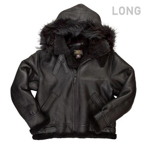 Könnte beinhalten: Eine schwarze Lederbomberjacke mit einem Lammfellkragen und einer pelzgefütterten Kapuze. Die Jacke hat einen Reißverschluss und zwei Pattentaschen. Das Wort "LONG" ist auf der rechten Seite des Bildes aufgedruckt.