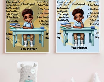 Puede incluir: Dos carteles motivacionales con fondo azul y marrón. Ambos carteles muestran a un niño sentado en un escritorio con libros. El texto en los carteles dice "Soy libre de ser yo mismo" e incluye una lista de afirmaciones positivas. Los carteles están enmarcados en blanco.