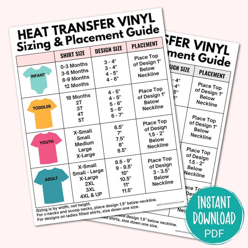 Op de afbeelding: Een tabel met een roze en witte achtergrond die de richtlijnen voor het formaat en de plaatsing van hittetransfervinyl voor verschillende shirtmaten laat zien. De tabel omvat baby-, peuter-, jeugd- en volwassenmaten met bijbehorende ontwerpmaten en plaatsingsinstructies. De tabel bevat ook een opmerking over het formaat voor V-halsen en ronde halsen.
