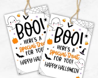 Puede incluir: Dos etiquetas de regalo imprimibles blancas con un diseño de telaraña negra, un fantasma, una calabaza y murciélagos. El texto en las etiquetas dice "BOO! Aquí tienes un regalo especial para ti! Feliz Halloween."