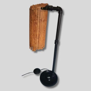 Lámpara de escritorio industrial Steampunk con pantalla de madera de nudo de borde natural, lámpara de mesa de tubo artesanal, luz de noche con base de engranaje única, decoración rústica de oficina