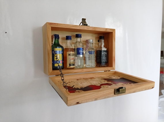 Mini bar de madera Burl y resina para botellas de 50ml. Pequeño
