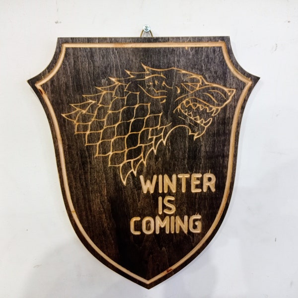 Game Of Thrones Large Stark Shield wit Direwolf "Winter is coming"-decorazione della parete in legno 17x14". Regalo per i fan di #GameOfThrones. Stemma di Starks