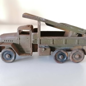 ヴィンテージカー。迫撃砲近衛隊ウラル。カチューシャ車。大祖国戦争車。コレクション車。ソビエトの子供のおもちゃ。1980 年の金属製車
