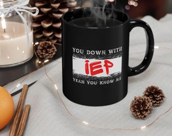 Può includere: Tazza da caffè nera con testo bianco che dice "You down with IEP Yeah you know me". Il testo "IEP" è in rosso.