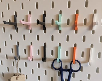 5x Ikea Skadis J L Haken | Verschiedene Farben | Peg Board Zubehör zum Aufhängen verschiedener Gegenstände | Schere Werkzeuge Piers | Halterung Arm Haken