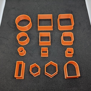 Peut inclure: Un ensemble de 14 emporte-pièces en plastique orange de différentes formes, notamment des cercles, des carrés, des rectangles, des hexagones et une arche.