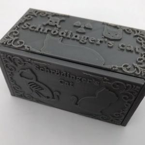 Schrodinger&#39;s Cat Opening Unique Model | Physics Scientist Ornament | Perfect Gift for Him or Her | Various Colours Available | UK