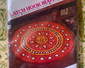 Awesome NOS Vintage Latch Hook Rug Pattern Round Latch Hook Rug Kit 70's Latch hook Wall Hanging Rug WonderArt 'Ronda' 4698 Geometric Latch