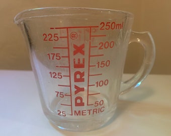 Vintage Pyrex 8-Cup Measuring Glass with Red Lettering
